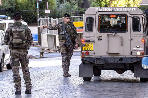 У передмісті Парижа автомобіль наїхав на групу військових (оновлено)