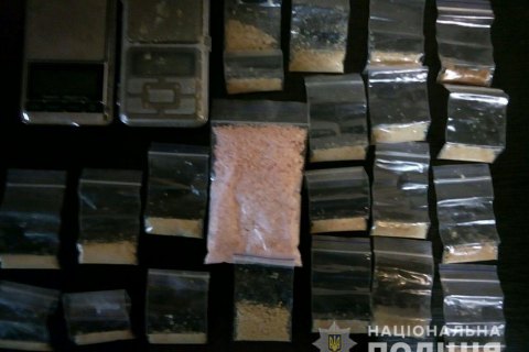 У Херсоні затримали двох озброєних наркоторговців з амфетаміном на 300 тис. грн