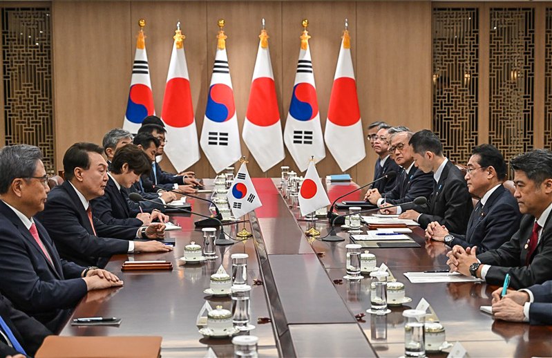 Президент Південної Кореї Юн Сок Йоль (другий ліворуч) розмовляє з прем’єр-міністром Японії Фуміо Кішіда (другий-праворуч) під час зустрічі делегацій в Сеулі, 7 травня 2023 року.
