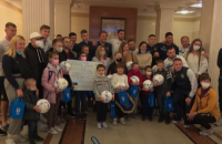 Футболисты сборной Украины сделали подарки детям, которые борются с раком
