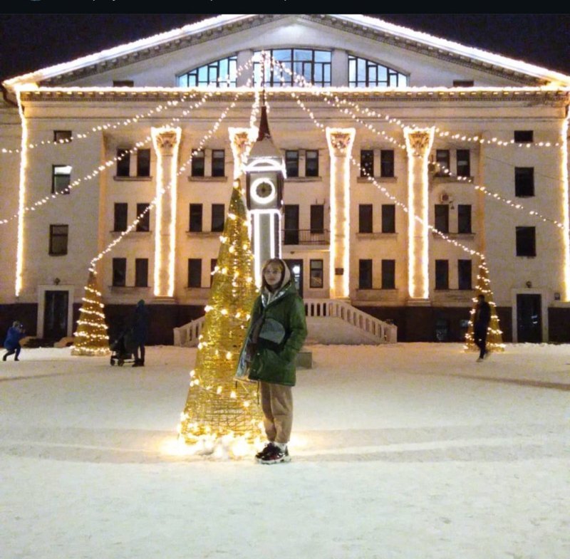 Настя біля Маріупольського драмтеатру