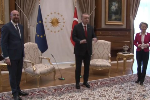 Голові Єврокомісії не знайшлося стільця на зустрічі з Ердоганом