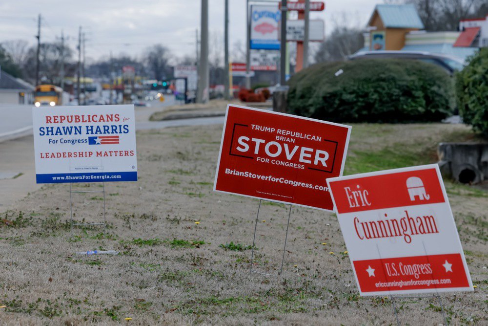Придорожна передвиборча реклама кандидатів у Сідертауні, штат Джорджія, США, 18 лютого 2026 року.