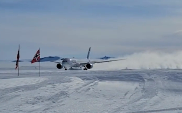 В Антарктиді вперше приземлився великий пасажирський літак Boeing 787