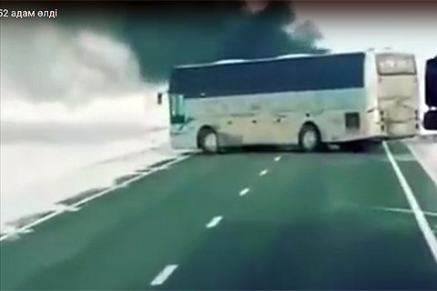 У Казахстані на трасі згорів автобус, загинули 52 людини