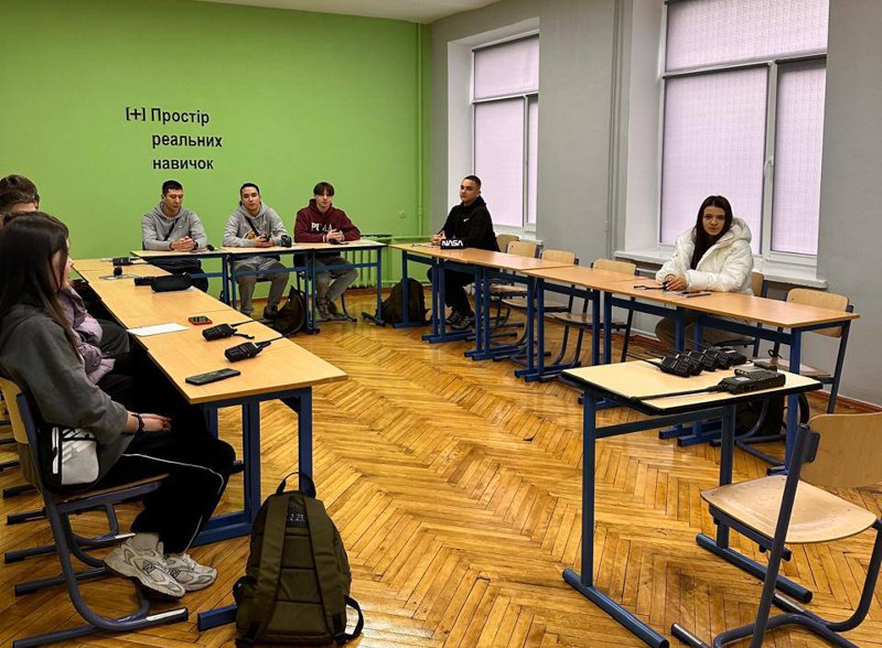 Учні під час занять з предмета «Захист України».