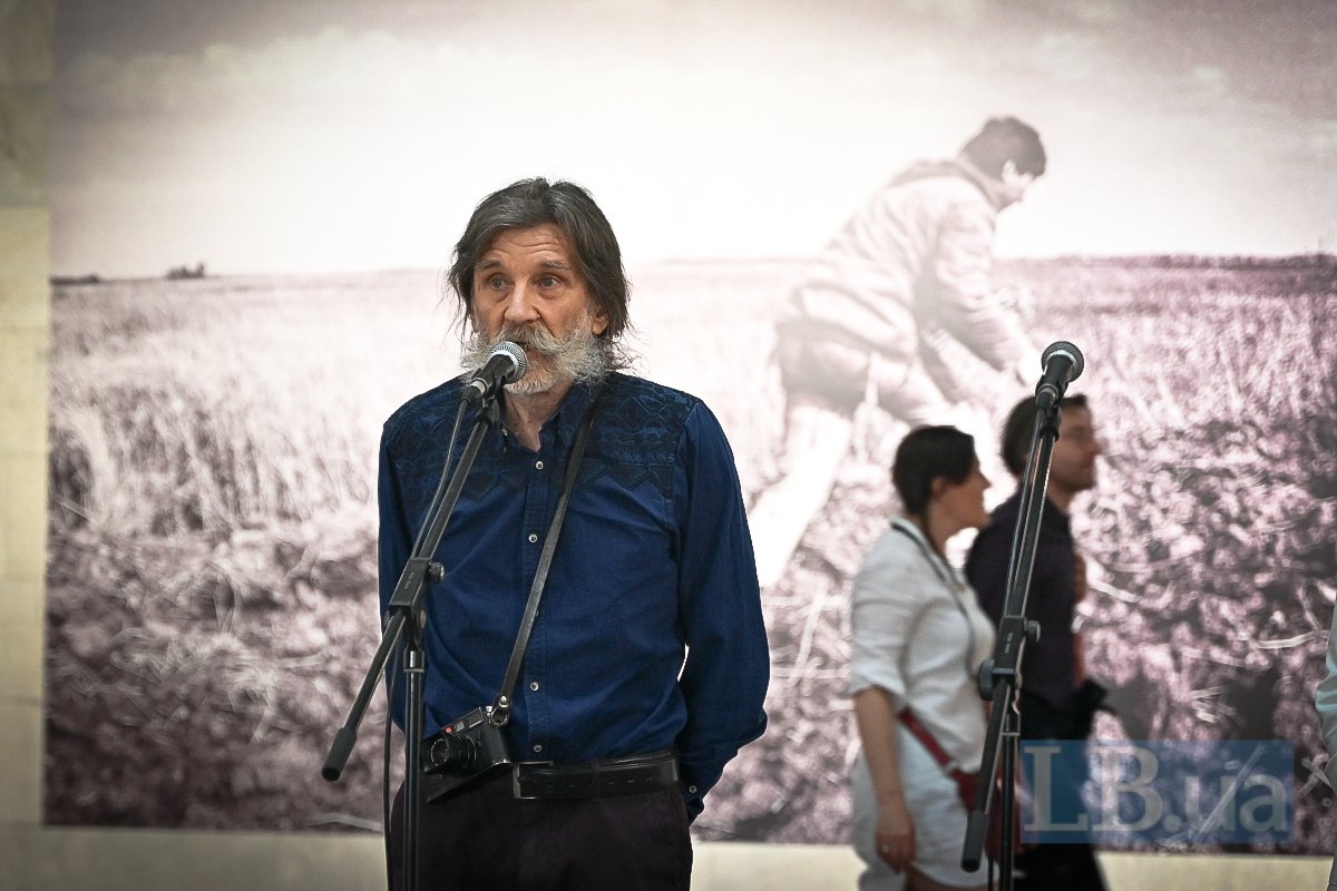 Олександр Глядєлов під час відкриття своєї виставки в Українському Домі.