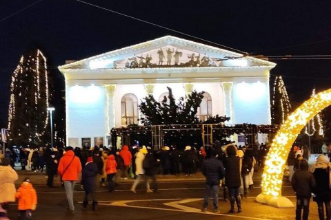 У центрі Маріуполя впала новорічна ялинка