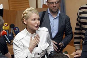 Тимошенко хочет поменяться с прокурорами: пусть им дует в спину