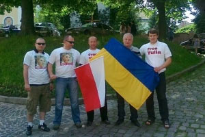 Во Львове болельщикам раздают футболки с надписью "Free Yulia" 