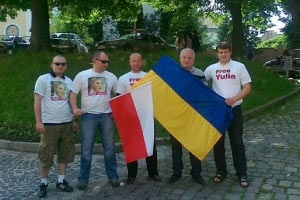 Львівські б'ютівці роздають футболки біля стадіону