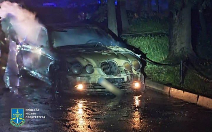 У Києві затримали двох паліїв, які на замовлення знищили 4 автомобілі 