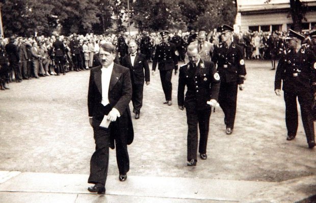 Гитлер на Байрёйтском фестивале, на котором исполняются музыкальные драмы Рихарда Вагнера