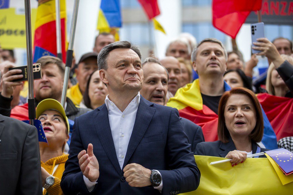 Прем'єр-міністр Молдови Дорін Речан (у центрі) під час акції на підтримку партії перед будівлею парламенту
Молдови в Кишиневі, 26 вересня 2025 року