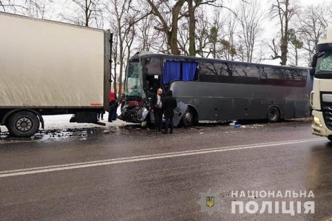 ​На Вінниччині сталася ДТП за участю пасажирського автобуса, чотирьох вантажівок і двох легковиків
