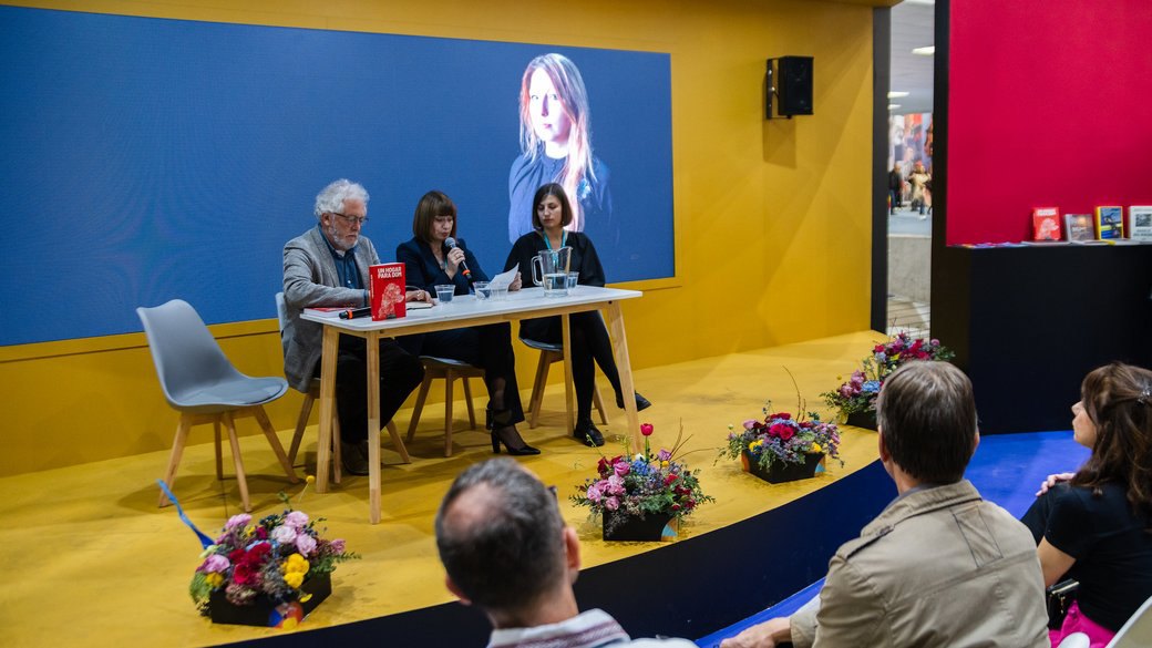 Посолка України Оксана Драмарецька та колумбійський письменник Ектор Абад Фасіолінс на презентації книги 'Дім для
Дома' Вікторії Амеліної, Ґвадалахарський книжковий ярмарок, 30 листопада 2023 року.