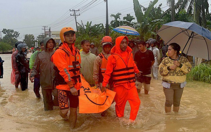 Кількість загиблих від повеней в Індонезії зросла до 442 осіб