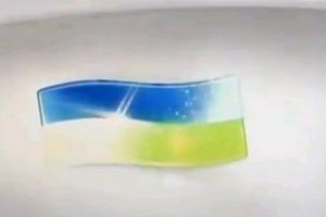 Henkel изъяла из продажи освежитель для унитаза в виде украинского флага