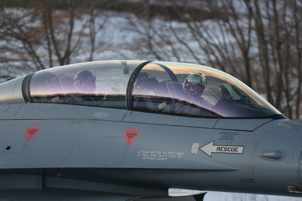 Міністр оборони Норвегії Бйорн Арільд Грам (ліворуч) сидить у винищувачі <i>F-16</i> в аеропорту Бодо, де тривають останні приготування перед тим, як два норвезькі <i>F-16</i> відправлять для навчання українських льотчиків, 3 січня 2024 року.