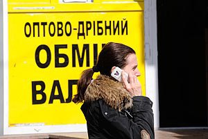 Банки повідомили про серйозне зростання попиту українців на валюту