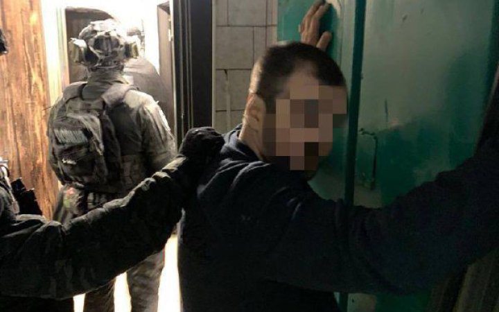 У Києві затримали групу осіб, які били та калічили підприємця, вимагаючи криптовалюту