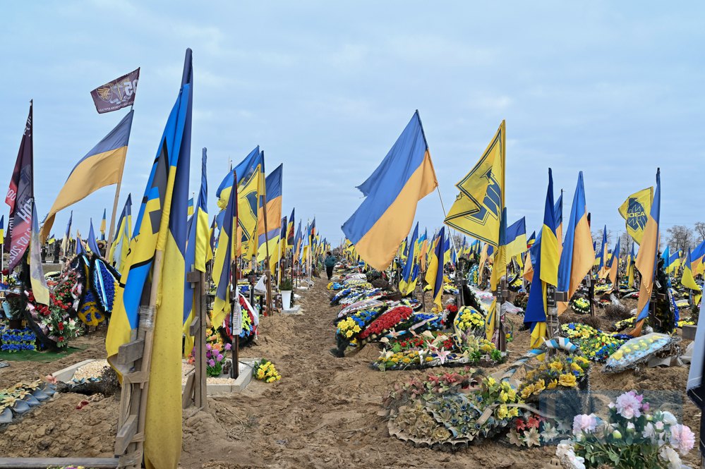 Прапори на могилах загиблих захисників, Харків