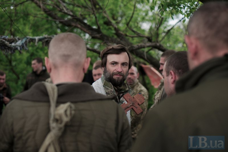 Максим Стрихар з військовими на Донеччині на Великдень, 2016 рік.