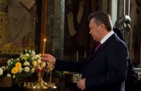 Янукович помолився у Лаврі перед візитом у США