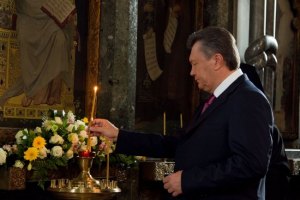 Янукович помолився за свого духовного наставника