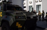 Порошенко заявив, що з першого дня війни займається забезпеченням підрозділів тероборони та ЗСУ озброєнням і засобами захисту