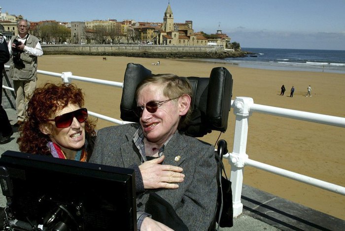 Хокинг с супругой Элейн на отдыхе с Сан Лоренцо, Испания, 2005.