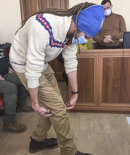 Євген Гарагуля показує вхідне і вихідне поранення внаслідок пострілу з перехрестя Володимирської і Великої Житомирської вночі
19.02.2014 