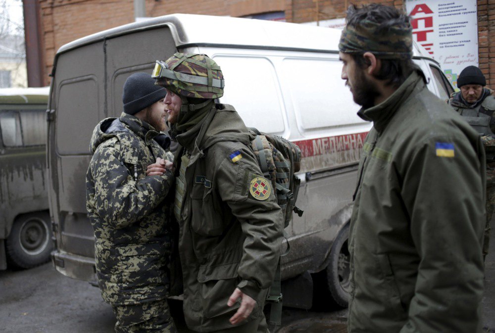 Військовослужбовці ЗСУ біля госпіталю в місті Артемівськ на сході Донецької обл, 2 лютого 2015 р.