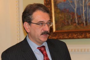 Янукович нагородив орденом прес-секретаря Азарова