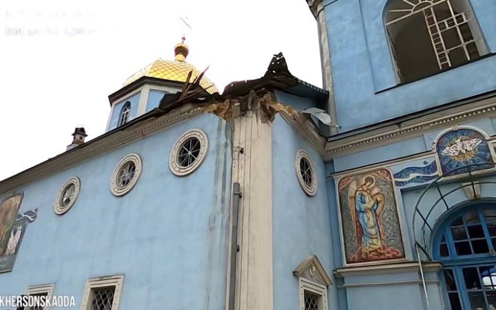 Уночі росіяни обстріляли церкву у Херсоні: пошкоджені дах і стіни будівлі