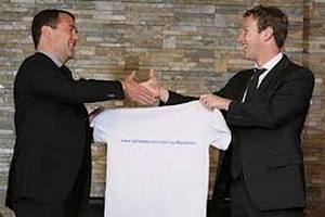 Цукерберг встретился с Медведевым и подарил ему футблку