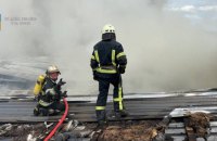 В Киеве вспыхнул пожар на складе, огонь охватил 1 200 кв. м