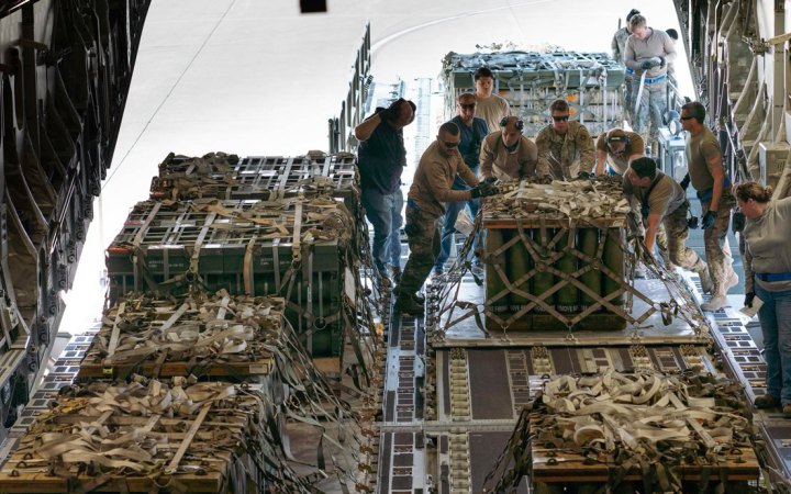 Пентагон розпочав доставку частини зброї, боєприпасів та обладнання в Україну