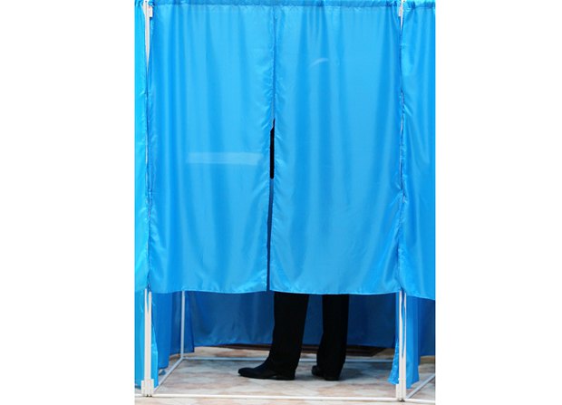 Виктор Янукович голосует на избирательном районе в Оболонском районе Киева