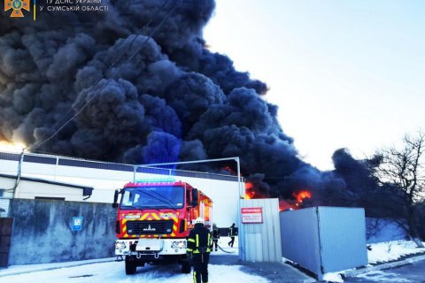 В Сумах через сутки удалось потушить пожар на складе с лакокрасочными изделиями