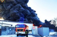 В Сумах через сутки удалось потушить пожар на складе с лакокрасочными изделиями