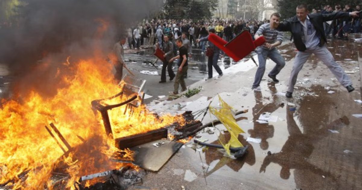 Під час протестів перед парламентом Молдови в Кишиневі, 7 квітня 2009 р., які спалахнули через перемогу комуністів на парламентських виборах.