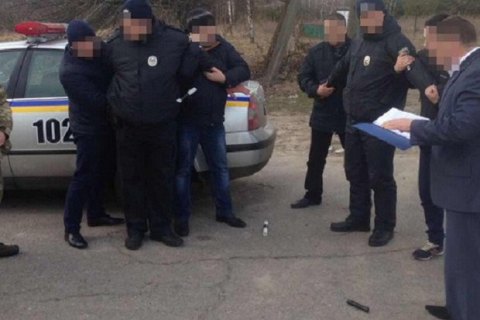 Двох поліцейських затримали під час отримання $100 хабара в Чернігівській області