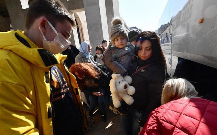 Близько 7 мільйонів українців покинули країну через вторгнення Росії, – ЗМІ