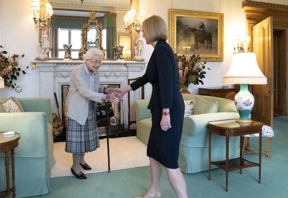 Королева Єлизавета II приймає у своїй шотландській резиденції нового прем'єр-міністра Ліз Трасс
