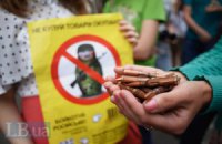 Активисты в Киеве раздавали патроны посетителям российского ресторана