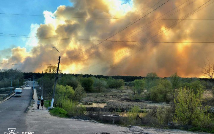 На Харківщині рятувальники добу гасять масштабну лісову пожежу