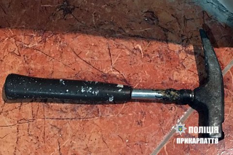 На Прикарпатті жінка вбила свою семирічну доньку молотком