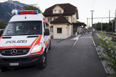 Напавший на пассажиров поезда в Швейцарии скончался в больнице