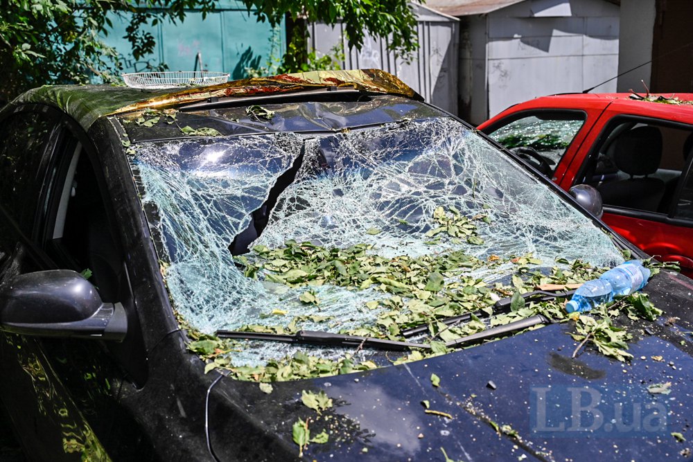 Пошкоджені автівки на місці обстрілу багатоповерхівки у Шевченківському районі Києва 23 червня
